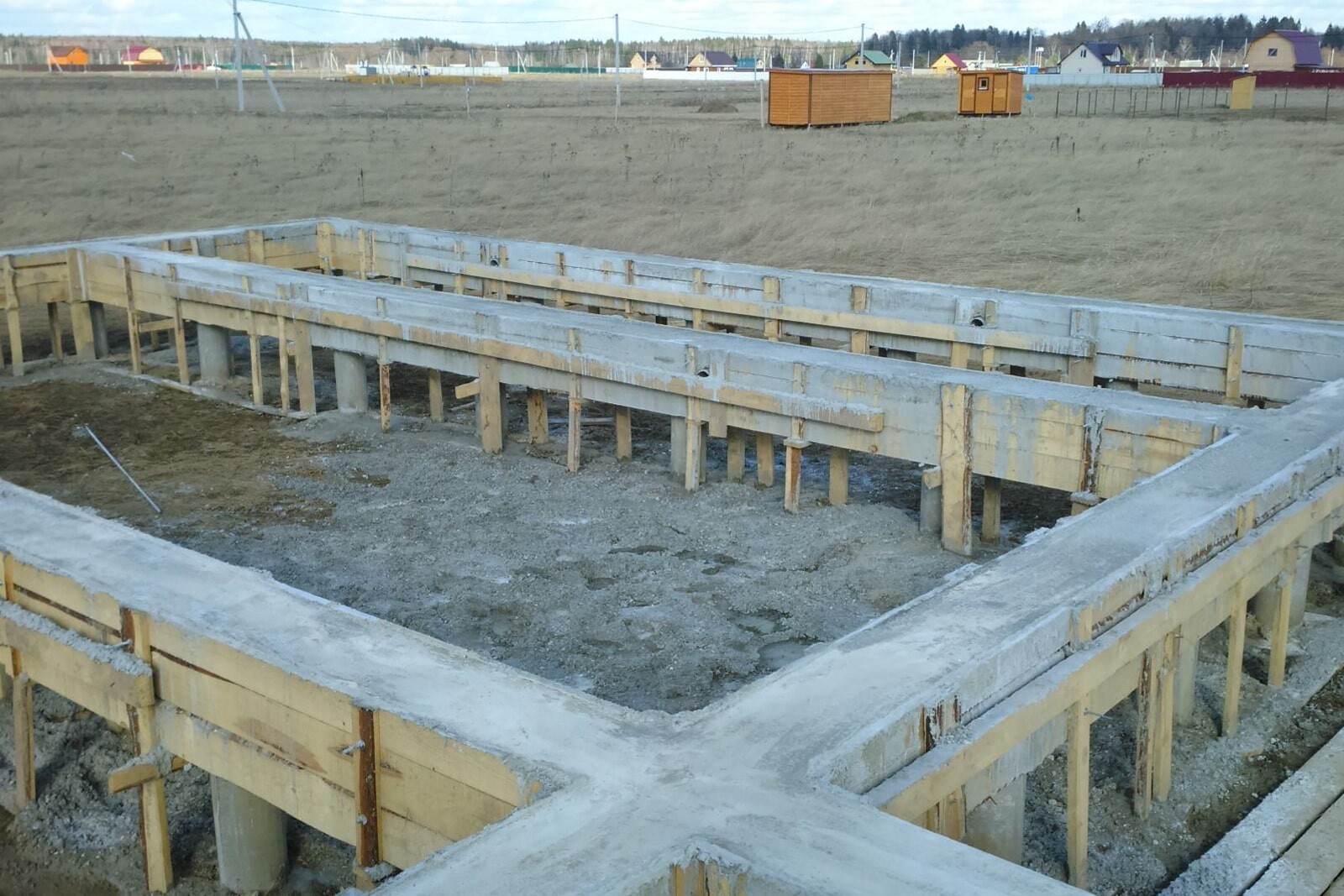 Опалубка и заливка бетоном ростверка