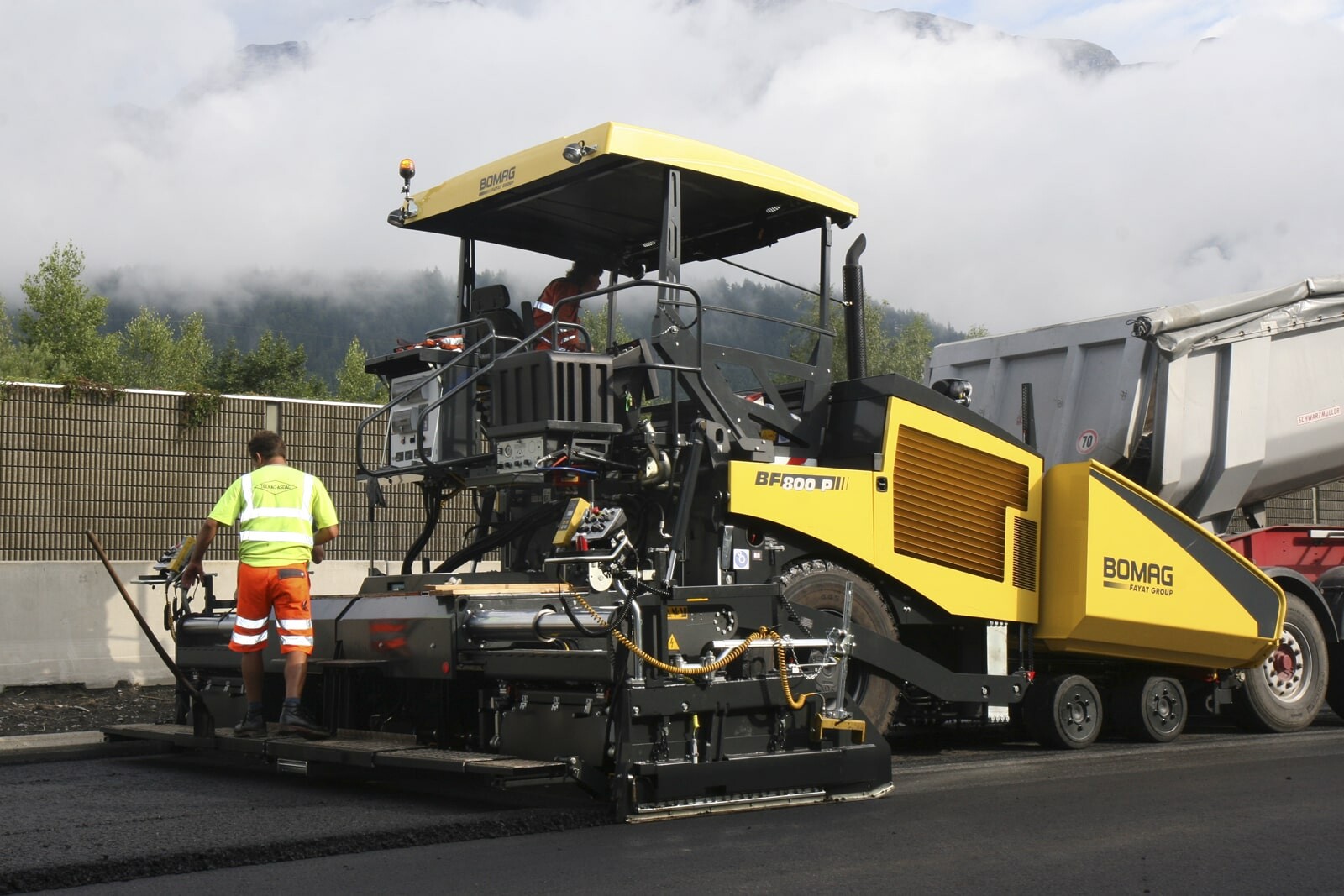 Асфальтоукладчик за работой