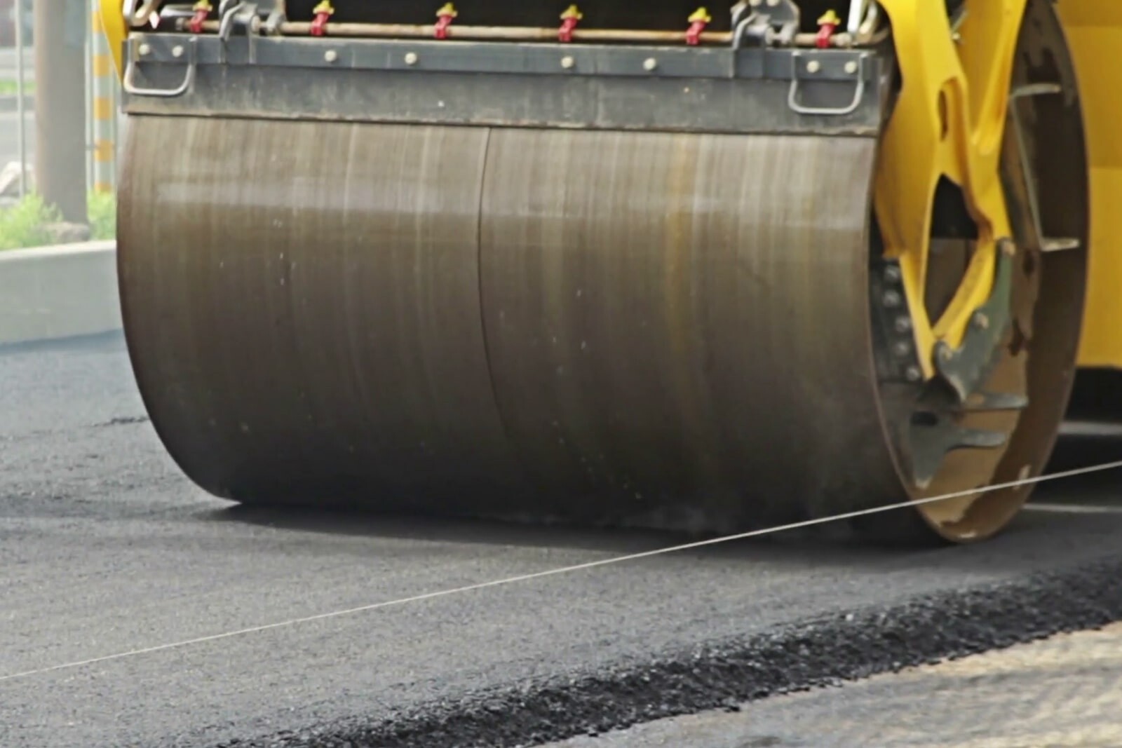 Уплотнение дорожного полотна с помощью катка