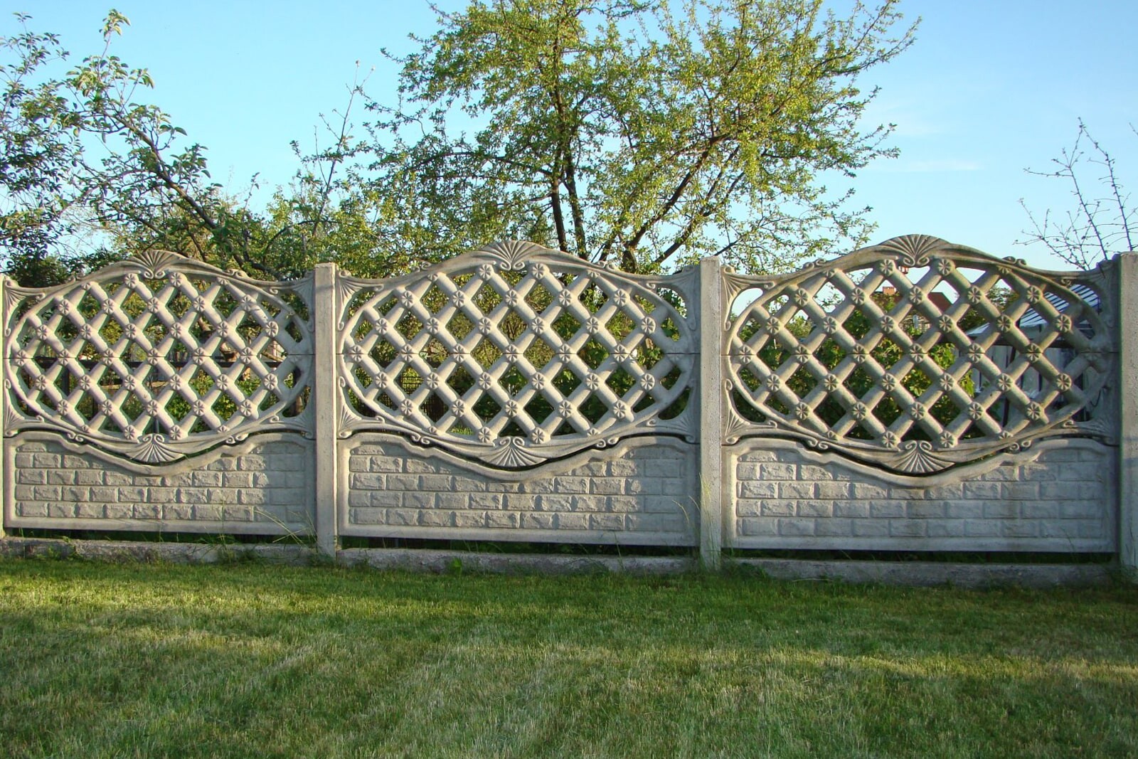 Бетонный забор с декоративной сеткой