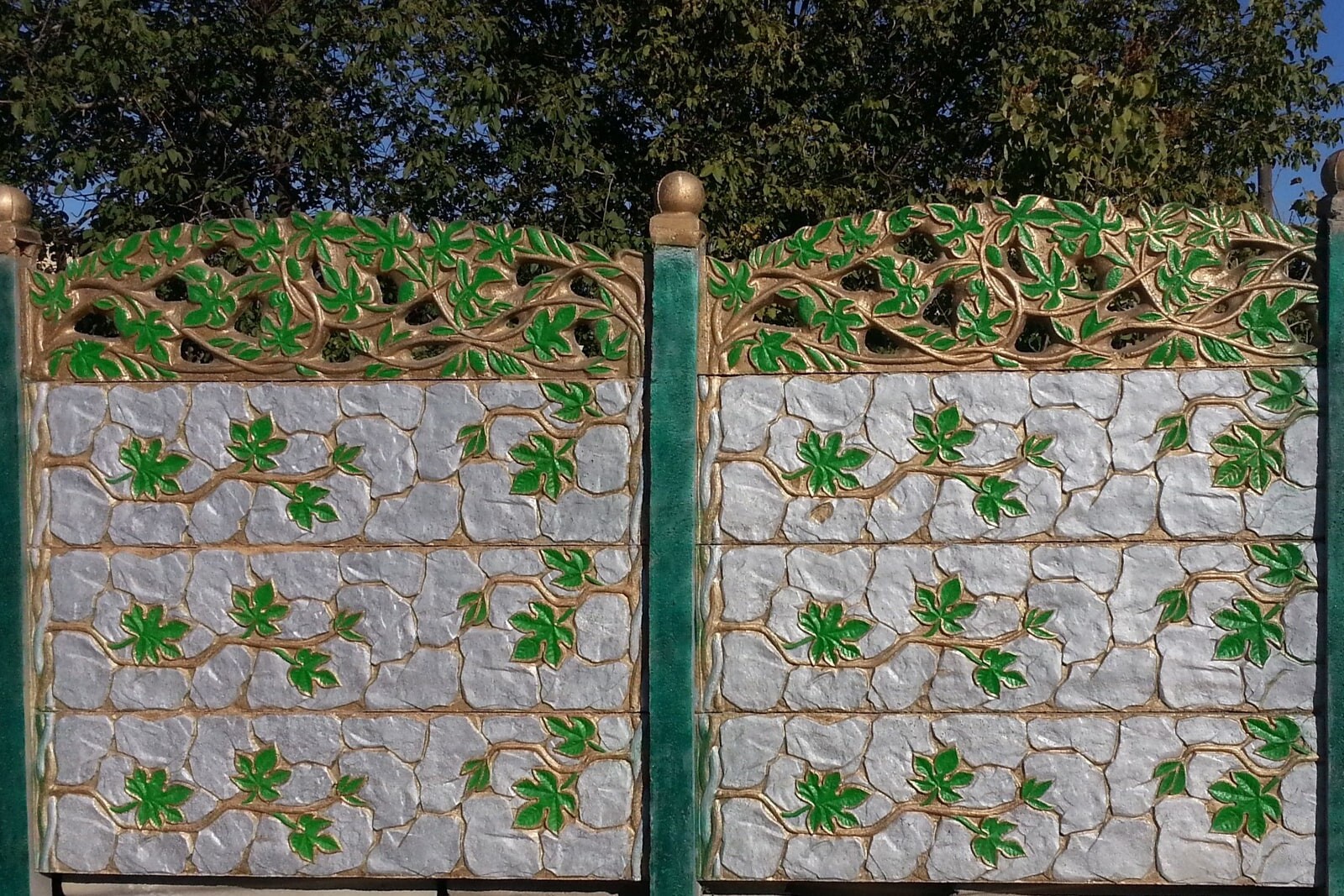 Бетонный забор , украшенный художником