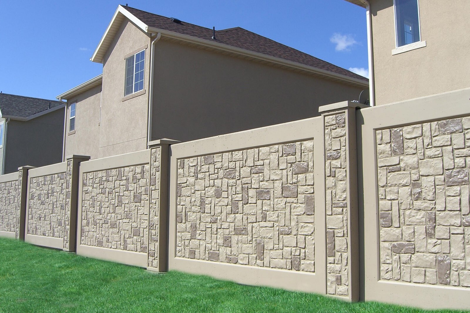 Декоративный бетонный забор в коттеджном поселке