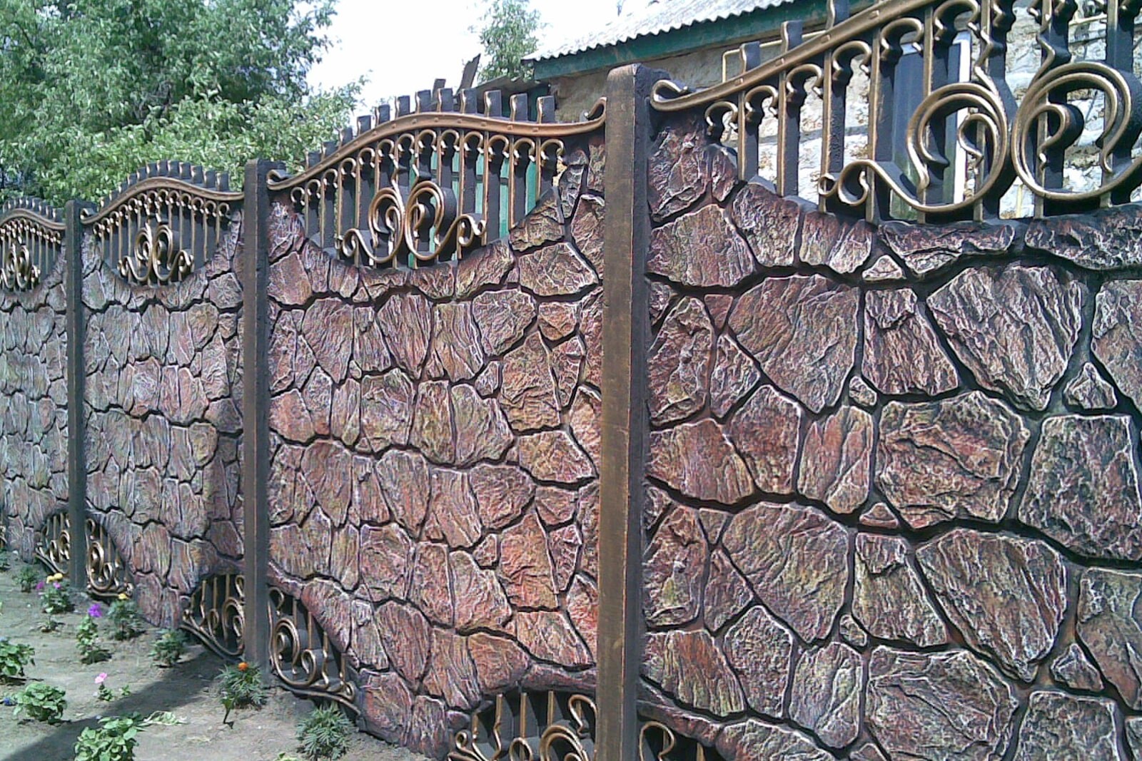 Декоративный бетонный забор с коваными элементами