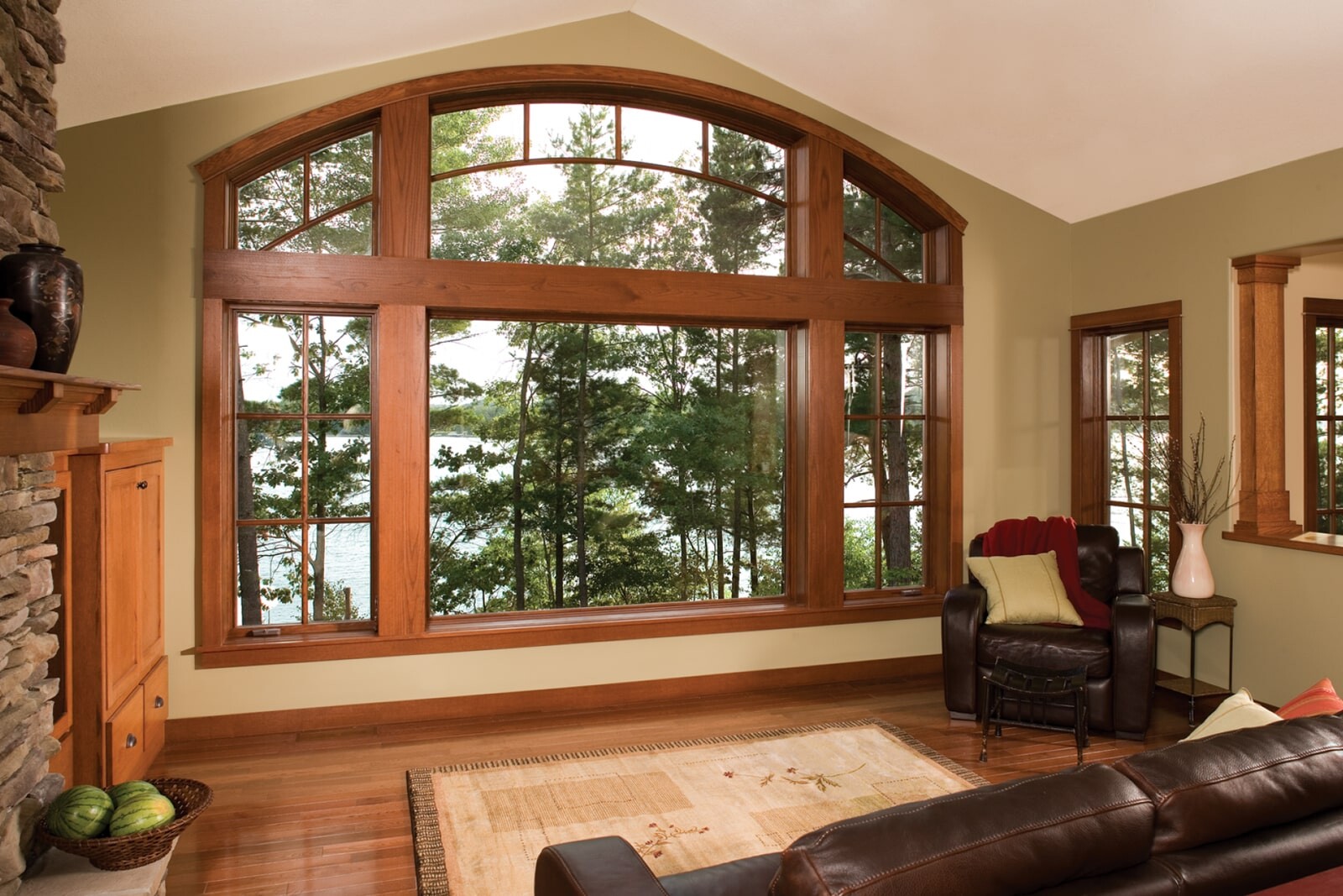 Полуарочное деревянное окно в загородном доме