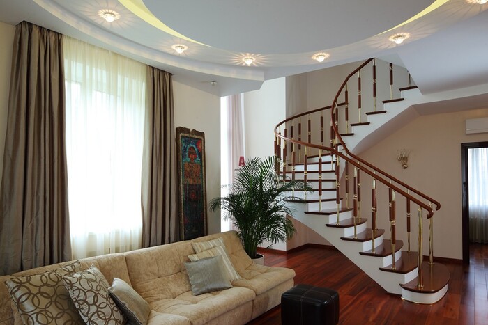 Дизайн гостиной с летсницей в Алматы-1