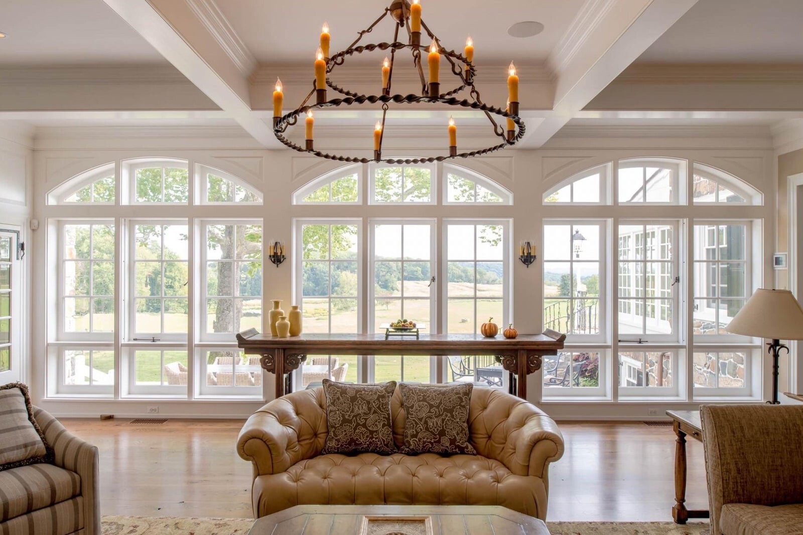 Белые деревянные окна в гостиной 