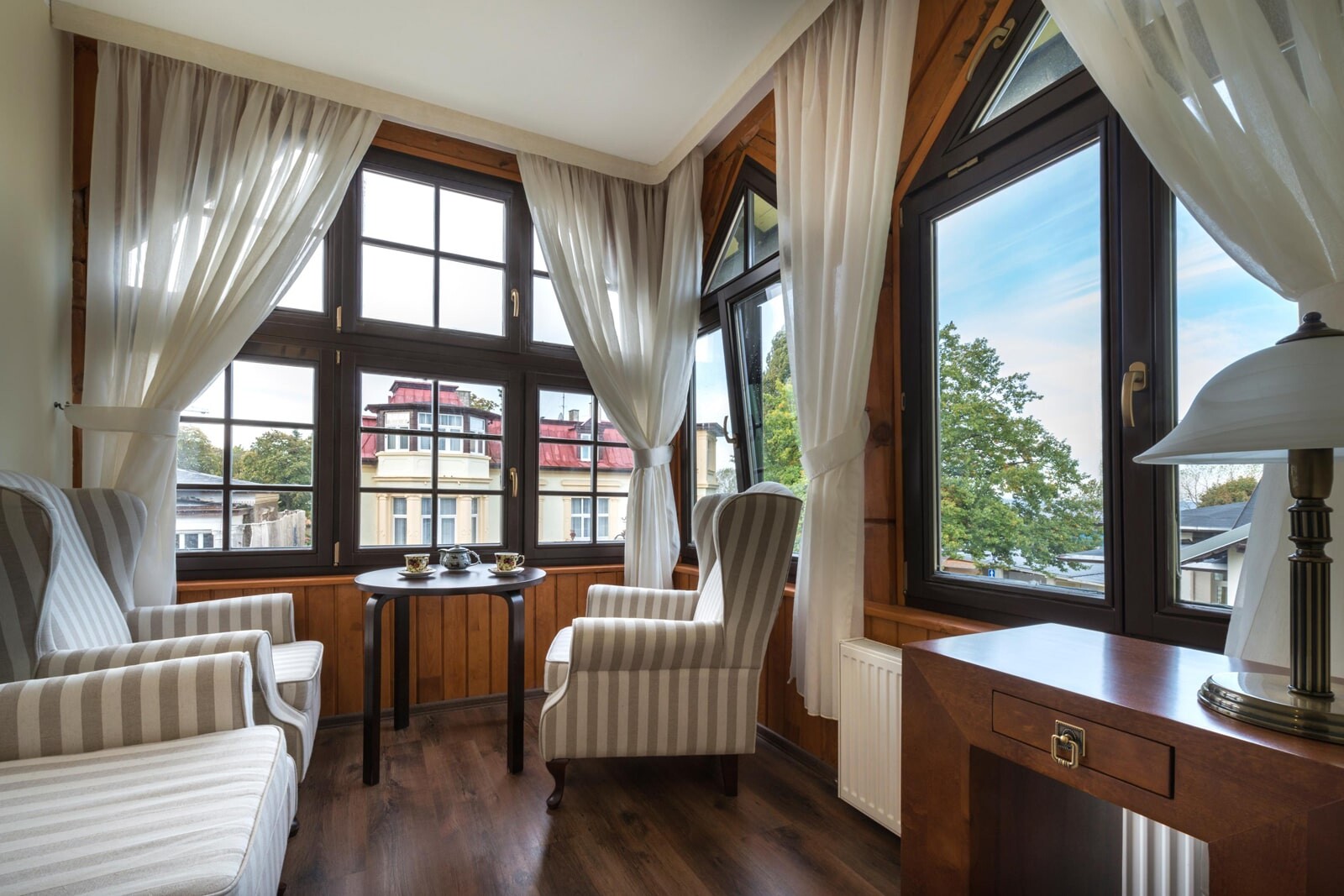 Деревянные окна в загородном доме