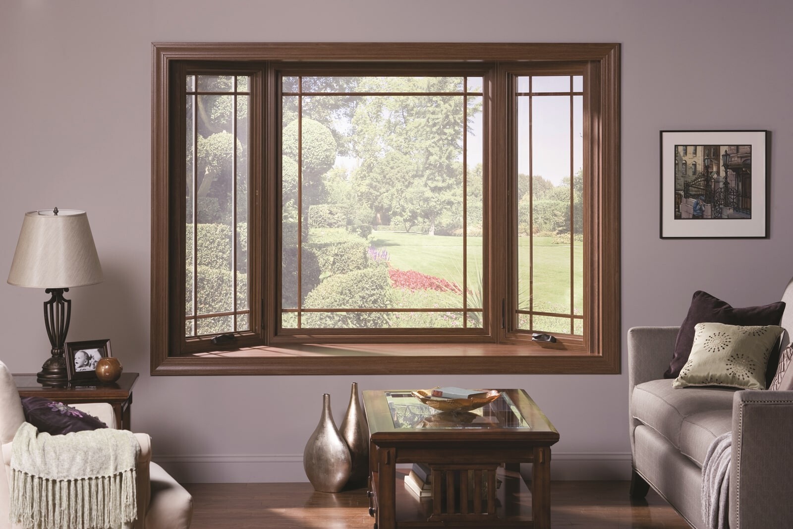 Деревянное окно с видом на сад