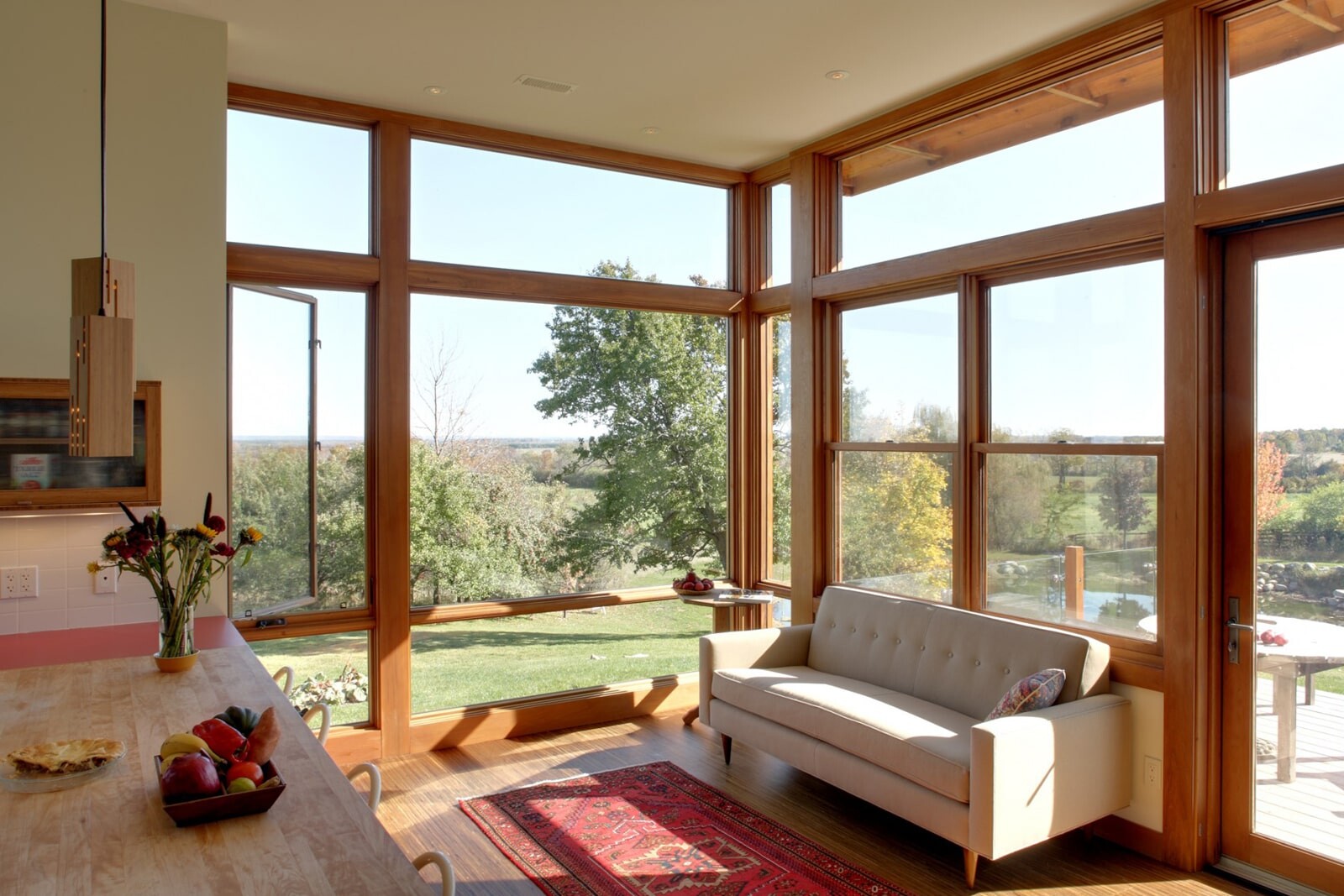 Большие деревянные окна на даче