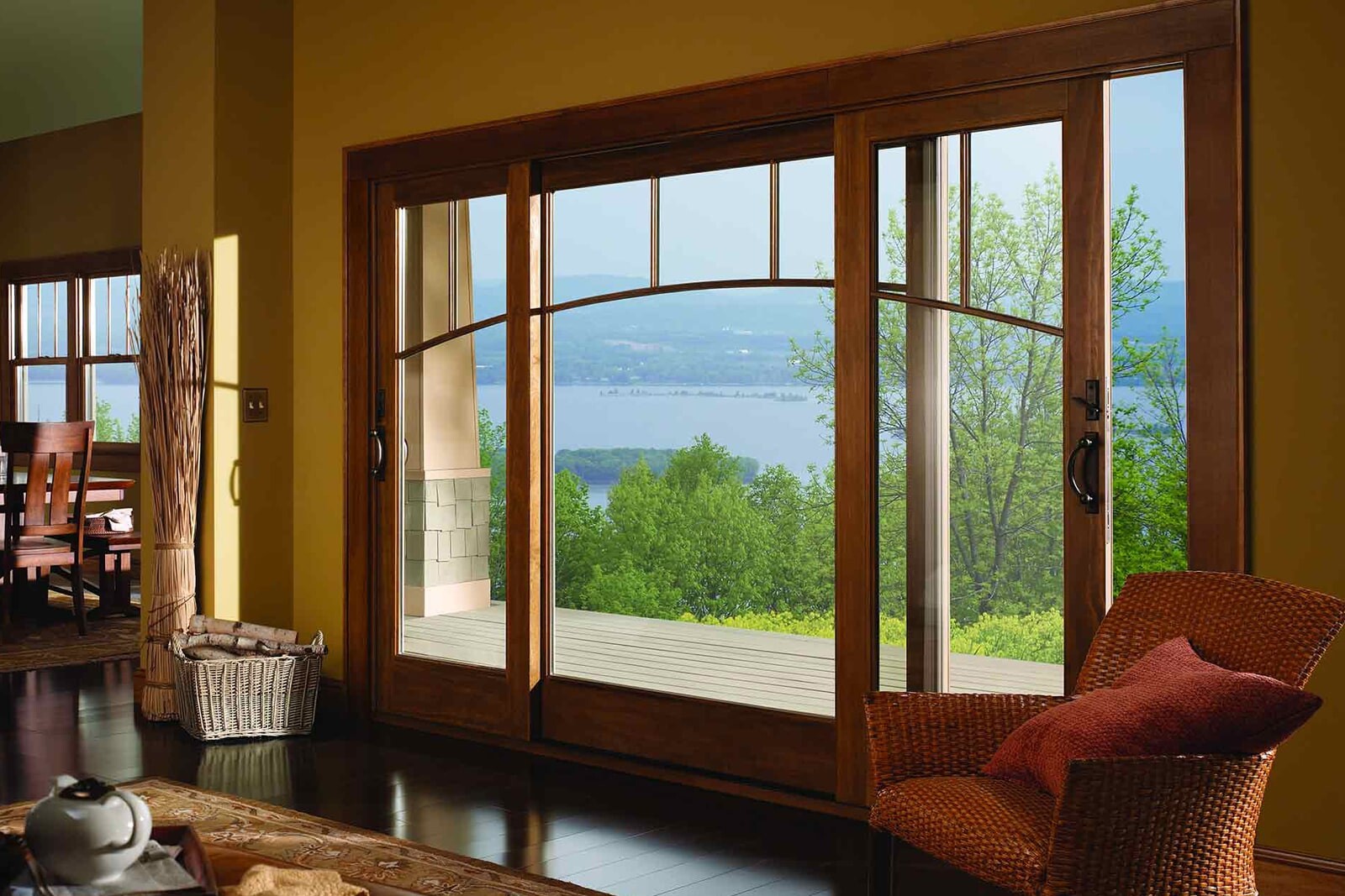 Французское окно в летнем доме