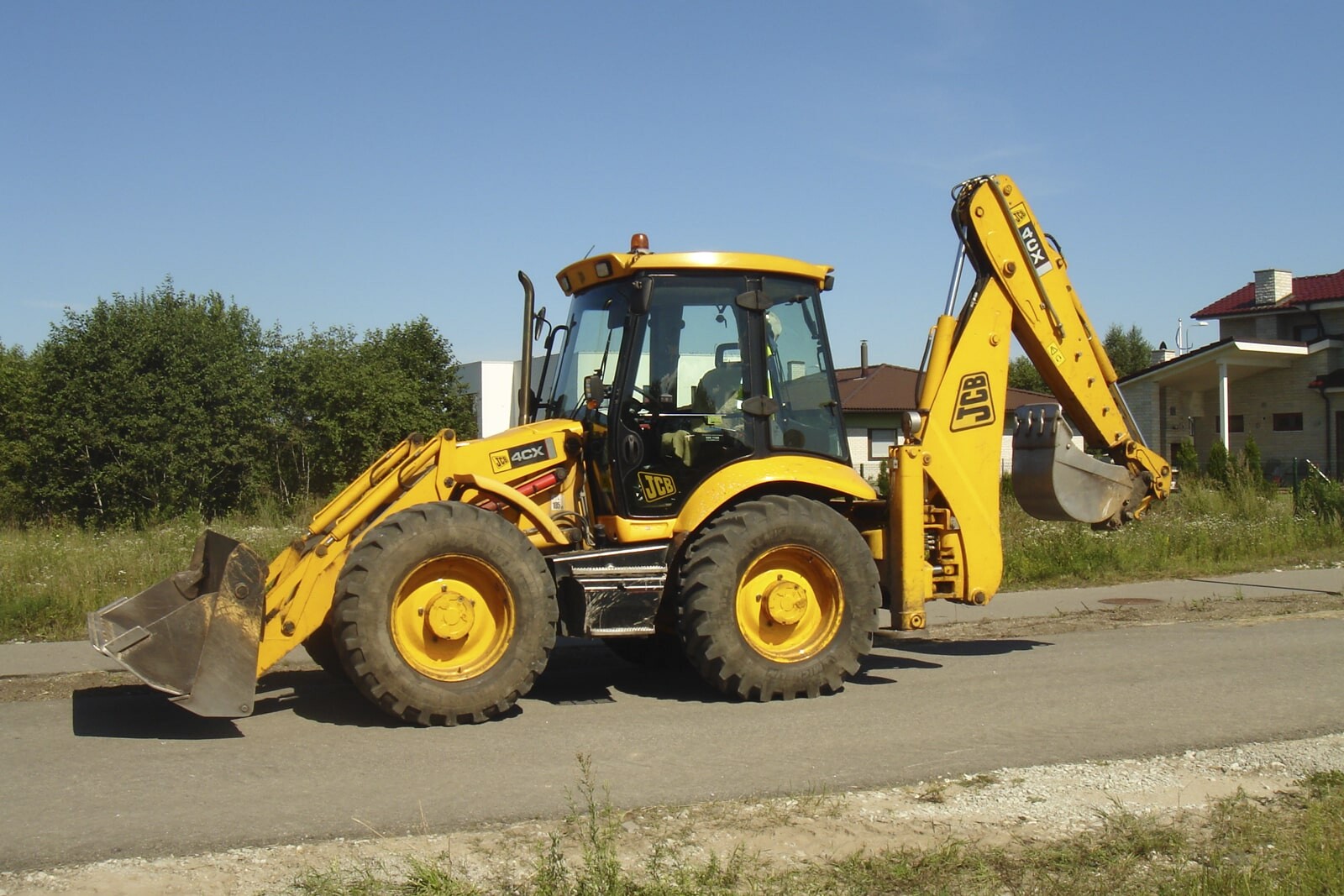 Трактор с ковшом и отвалом