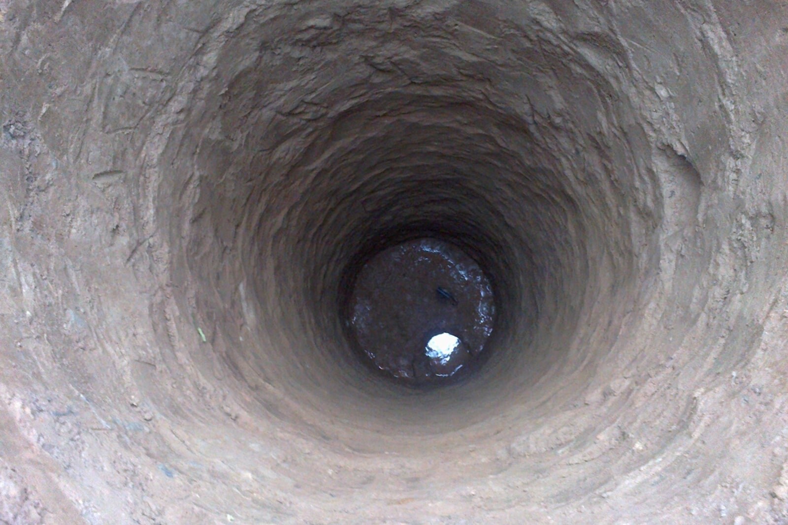 Выкопанный вручную колодец