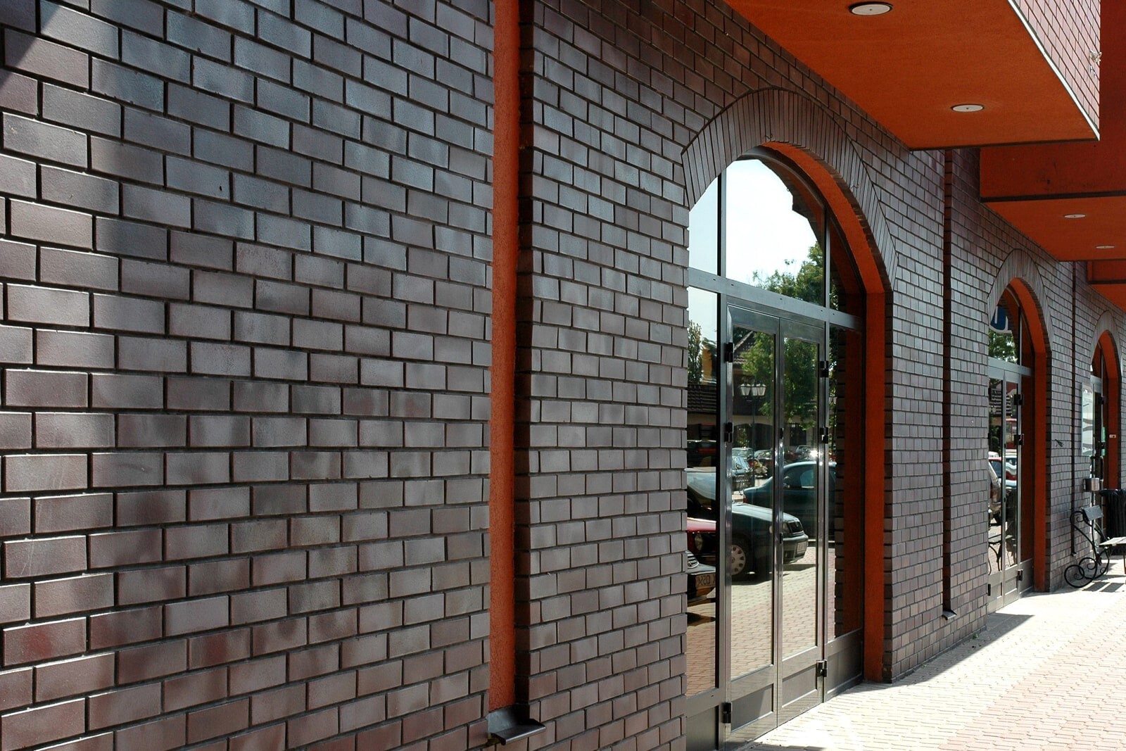 Облицовка фасада магазина клинкерной плиткой