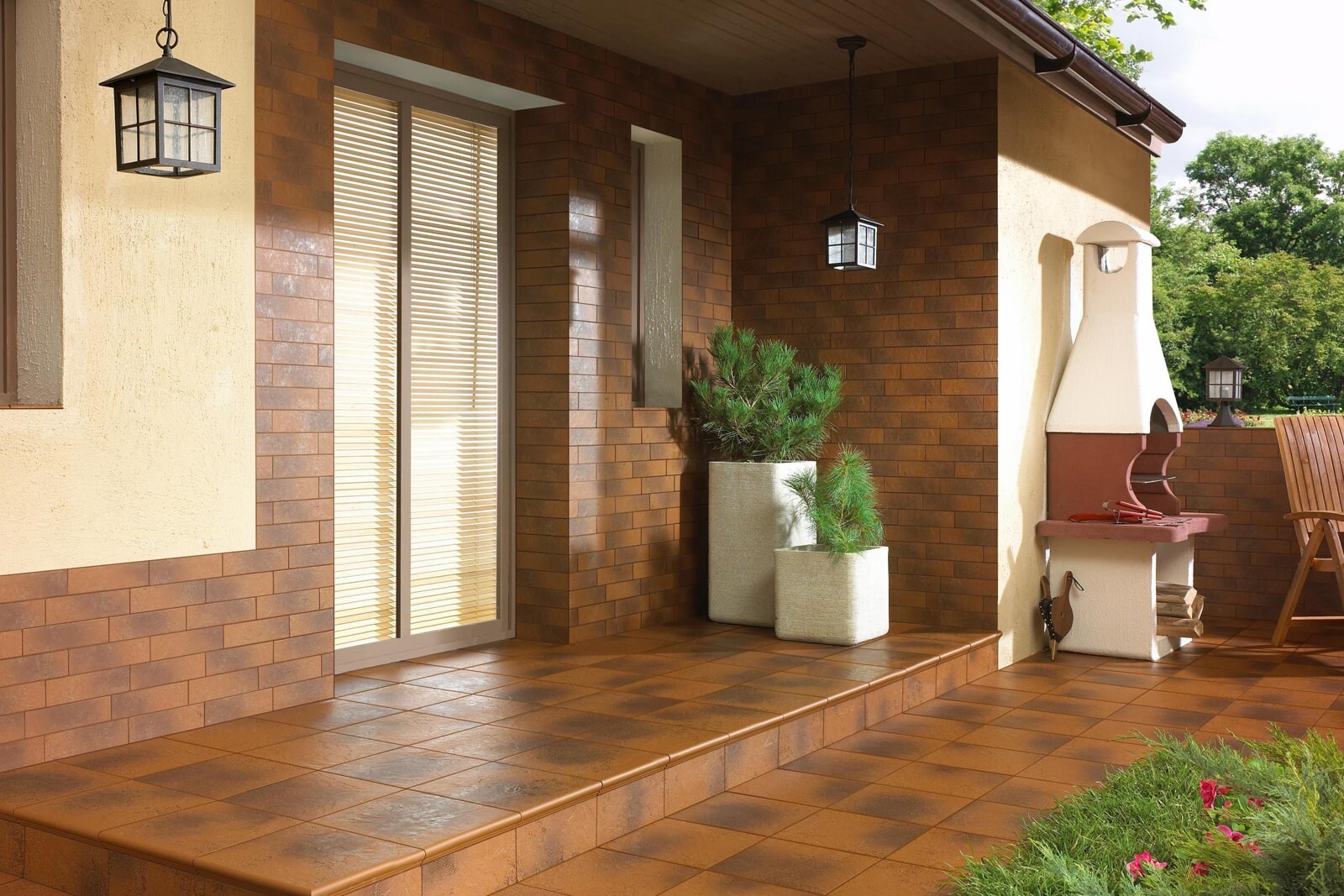 Декорирование заднего дворика керамической плиткой