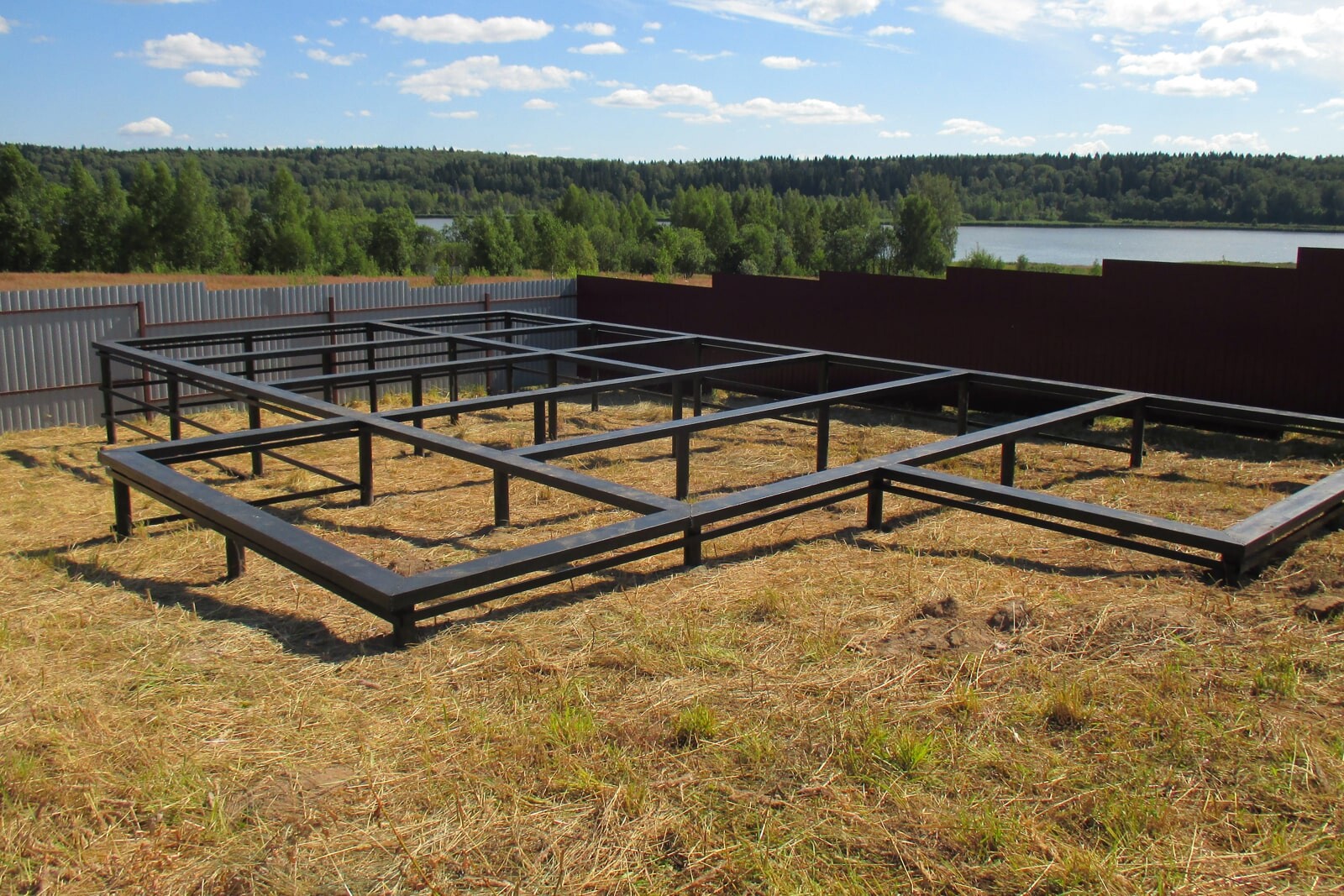 Свайно-винтовой фундамент на уклоне