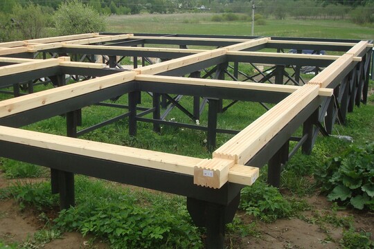 Свайный фундамент с деревянными лагами