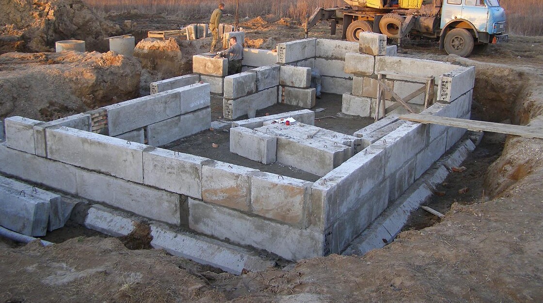 Сборный фундамент из блоков ФБС