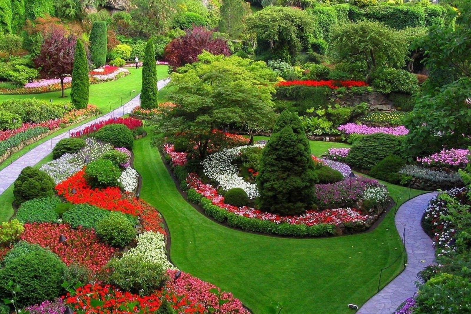 Смешанный стиль на загородном участке