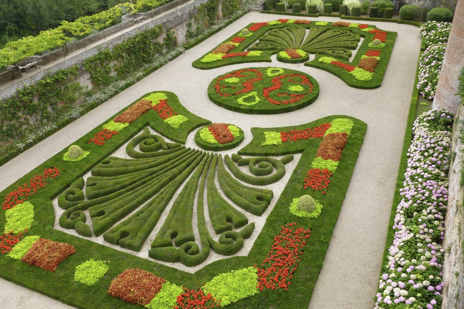 Клумба в геометрическом стиле