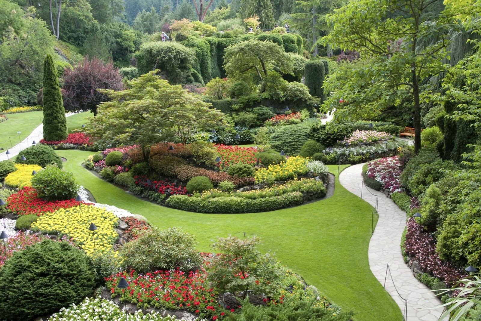 Пейзажный стиль - идеальное решение для участка неправильной формы