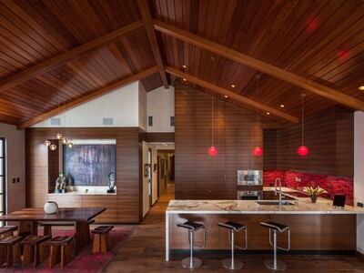 Деревянный потолок с подсветкой