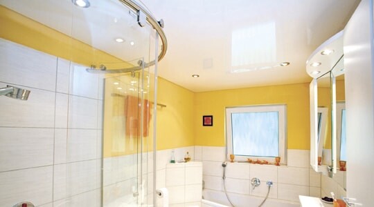 Глянцевый потолок в ванной