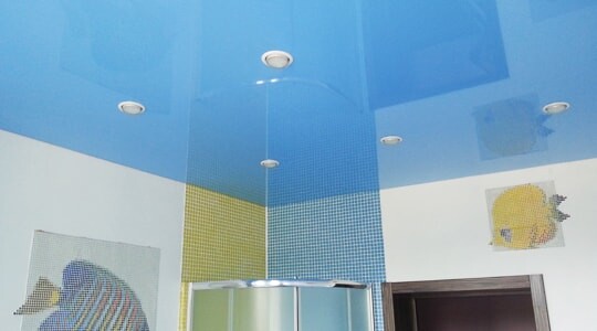 Натяжной потолок в ванной