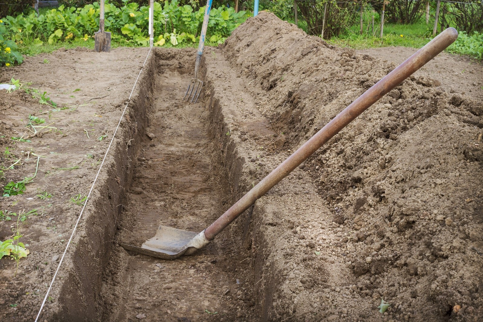 Копка траншеи вручную