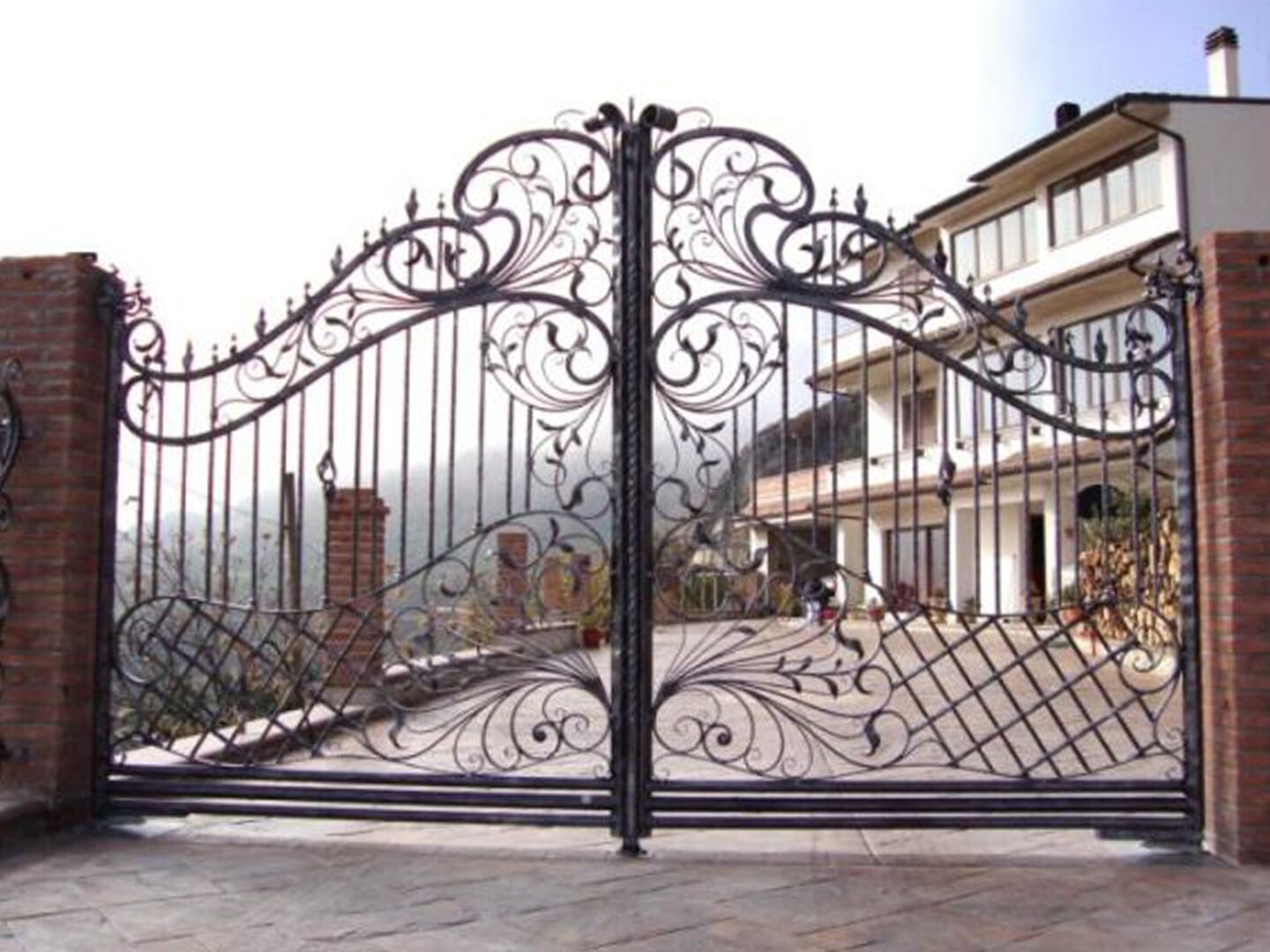 Кованые въездные ворота 