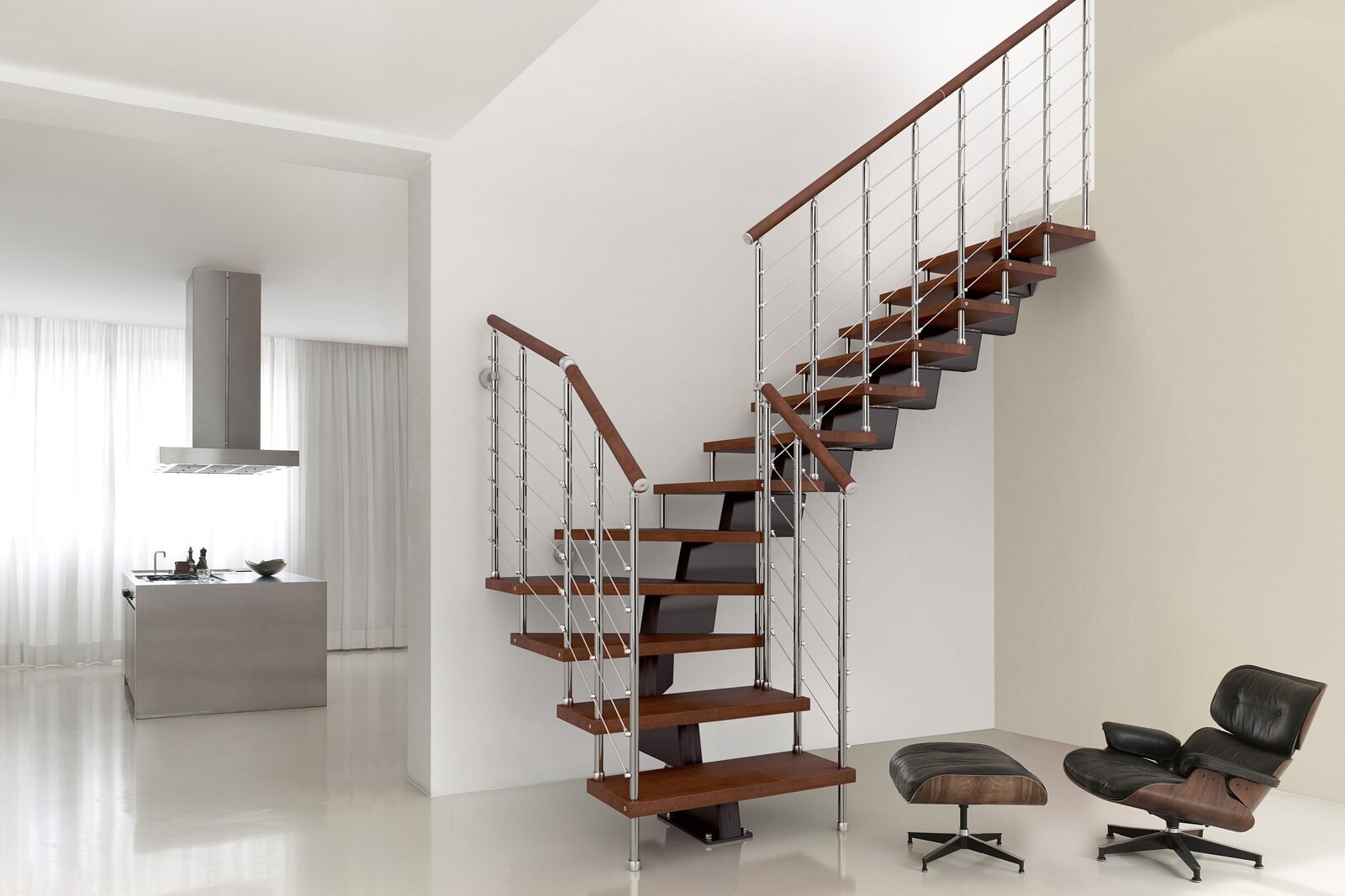 Лестница второго этажа на больцах