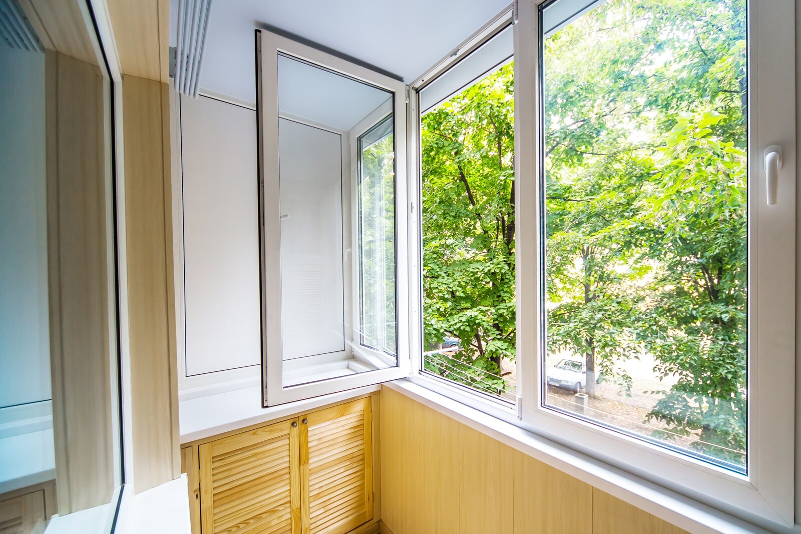 Распашные окна на балконе