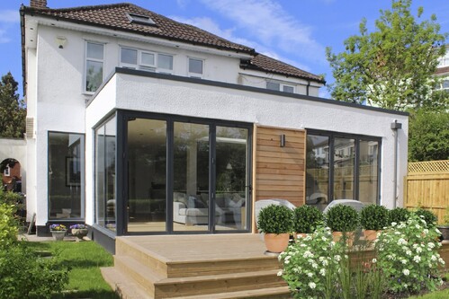 Терраса частного дома с большими окнами