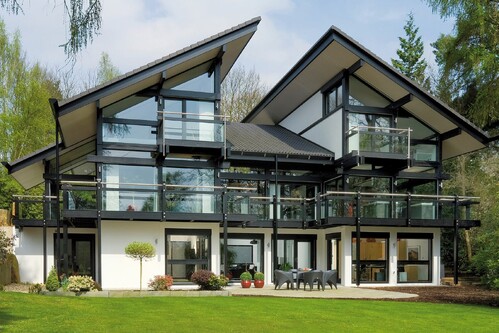 Современный дом с панорамным остеклением