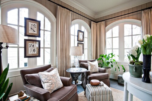 Гостиная с арочными окнами