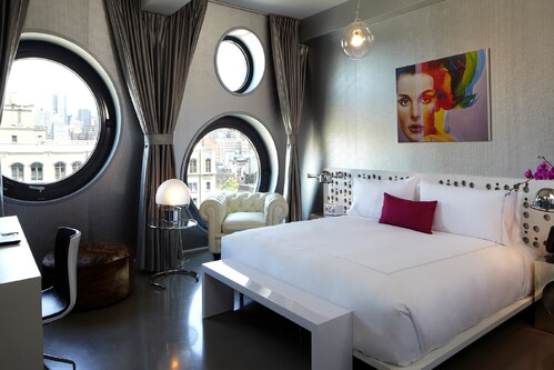 Спальня с круглыми окнами