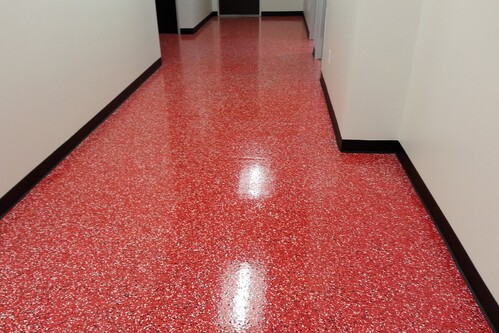 Эпоксидный наливной пол с чипсами