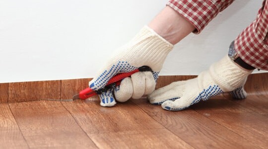 Укладка линолеума в Москве под плинтус