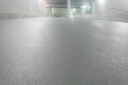 Кварцнаполненное полимерное покрытие на заводе.