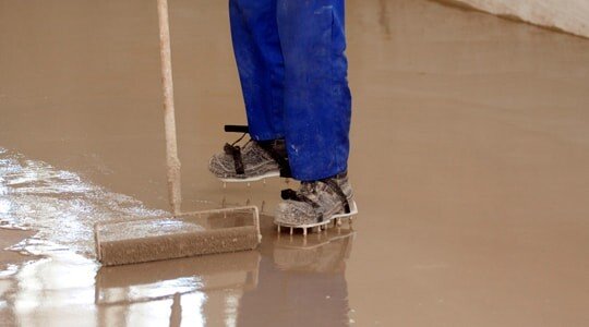 Устройство наливных самовыравнивающихся полов в Алматы механизированная самовыравнивающаяся