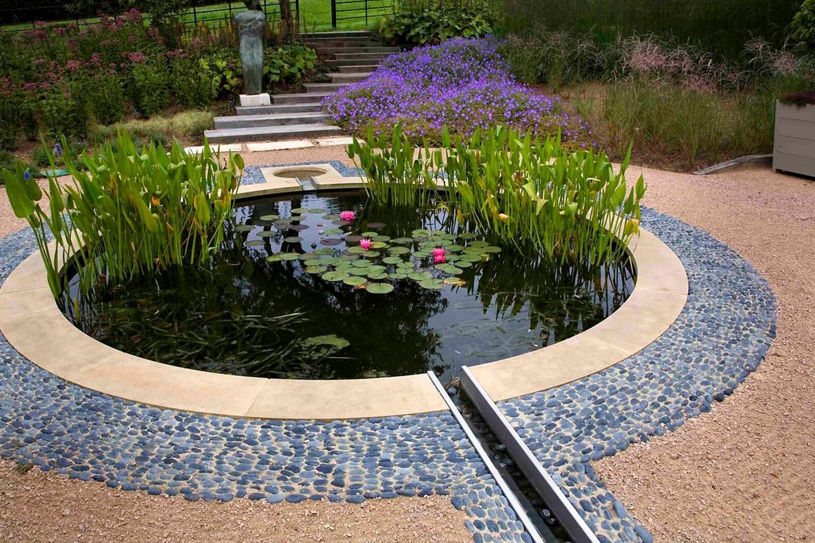 Искусственный пруд возле дома