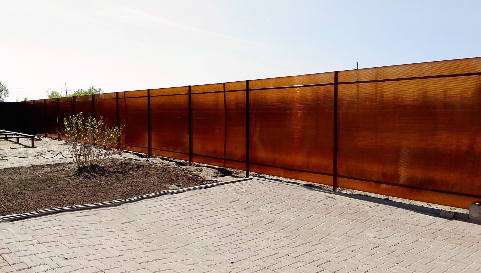 Забор из поликарбоната на даче