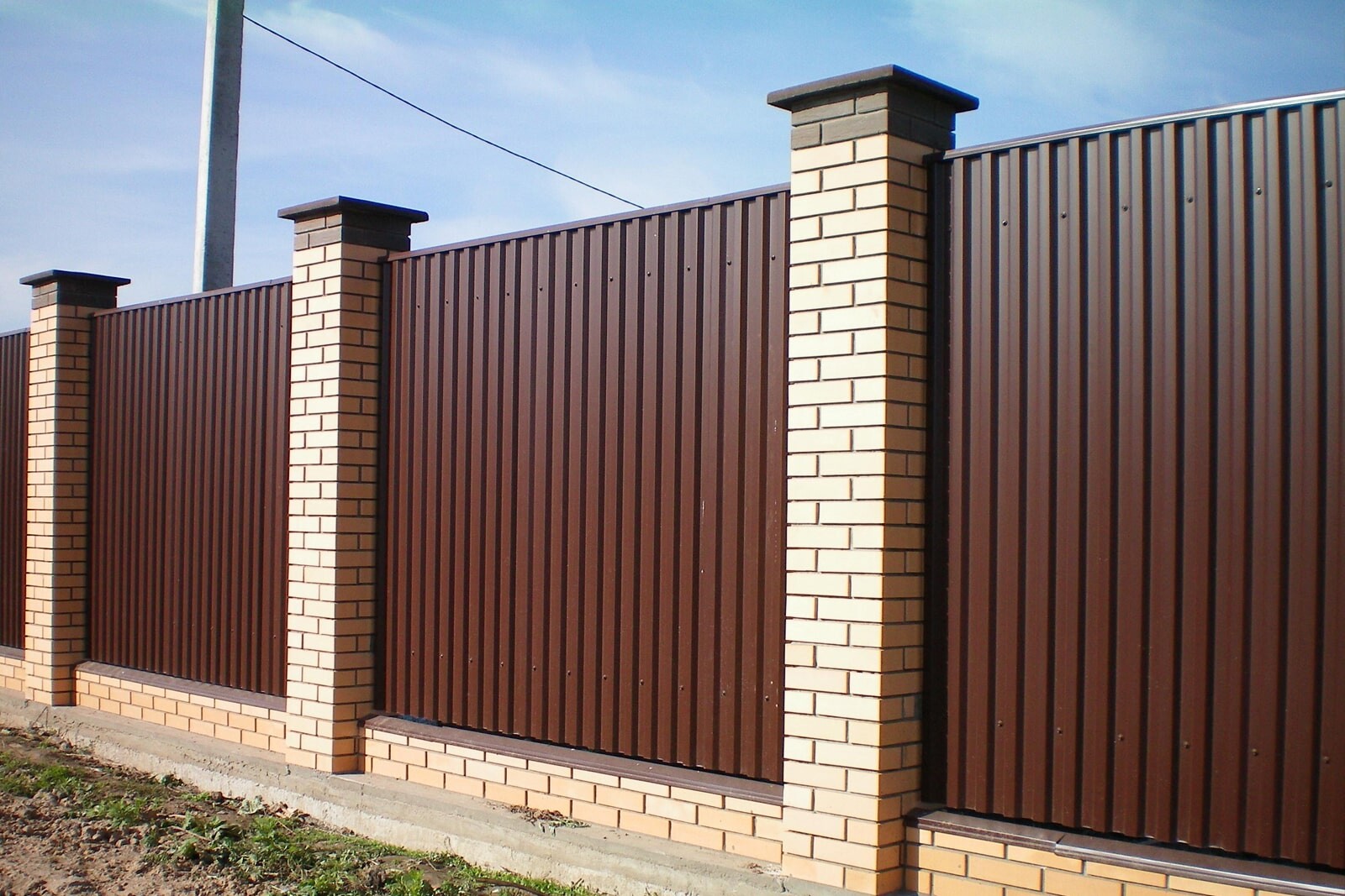 Забор из профнастила с кирпичными столбами