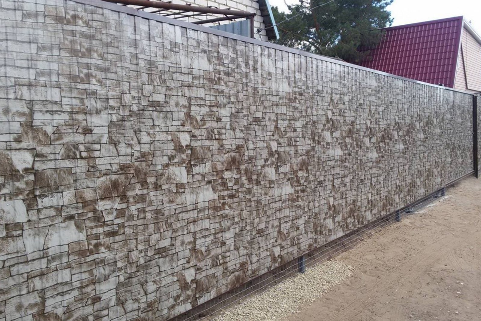 Забор из профнастила декоративный камень