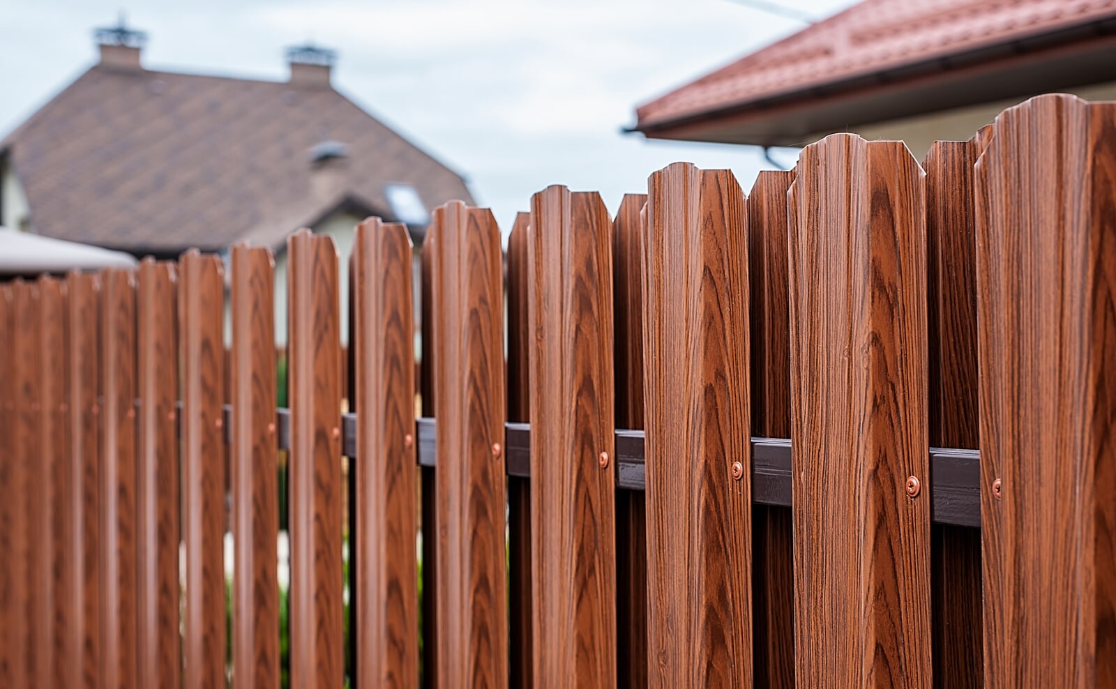 Забор из металлического евроштакетника