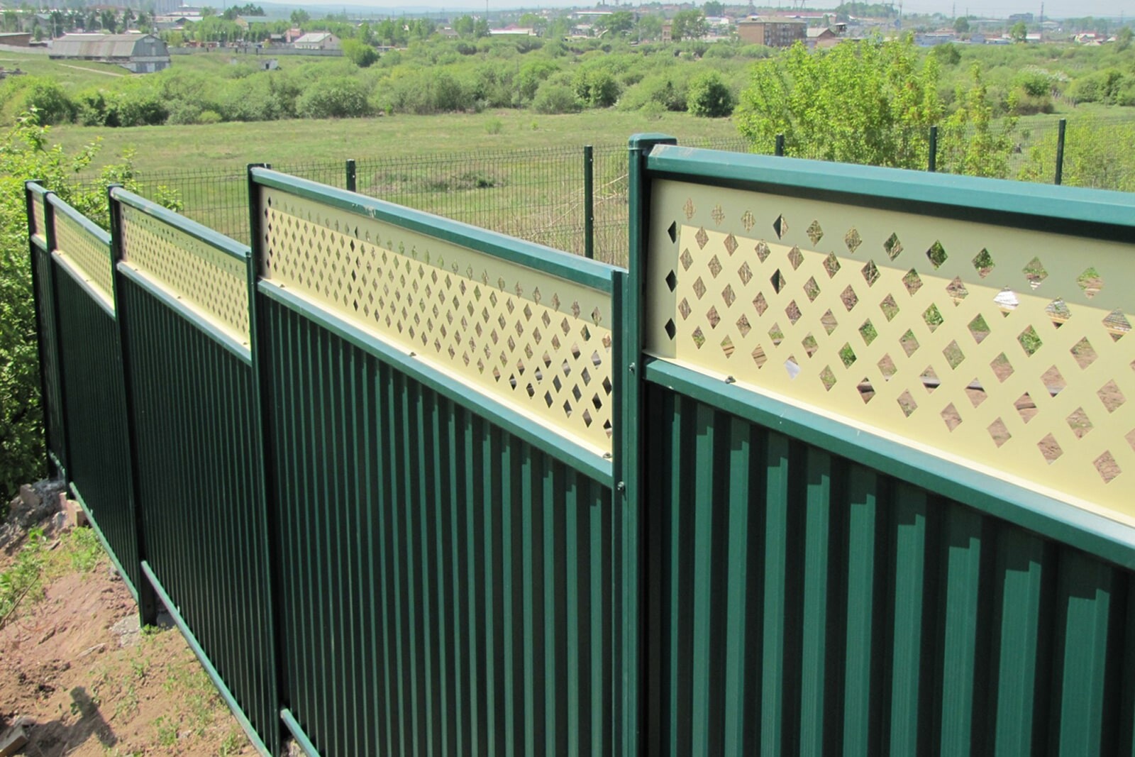 Модульный забор Гранд Лайн из профнастила зеленый на склоне