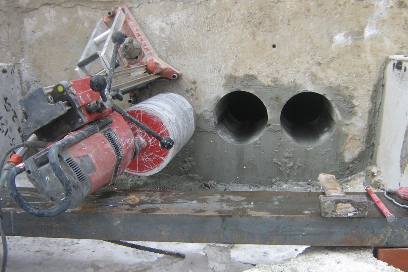 Алмазное сверление (бурение) отверстий