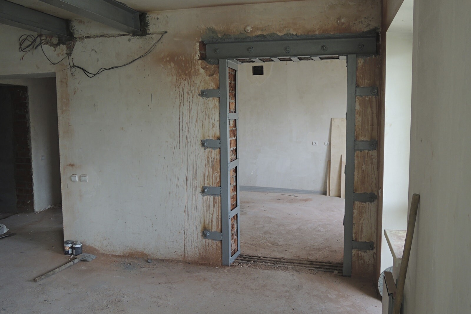 Пробивка проема в кирпичной стене