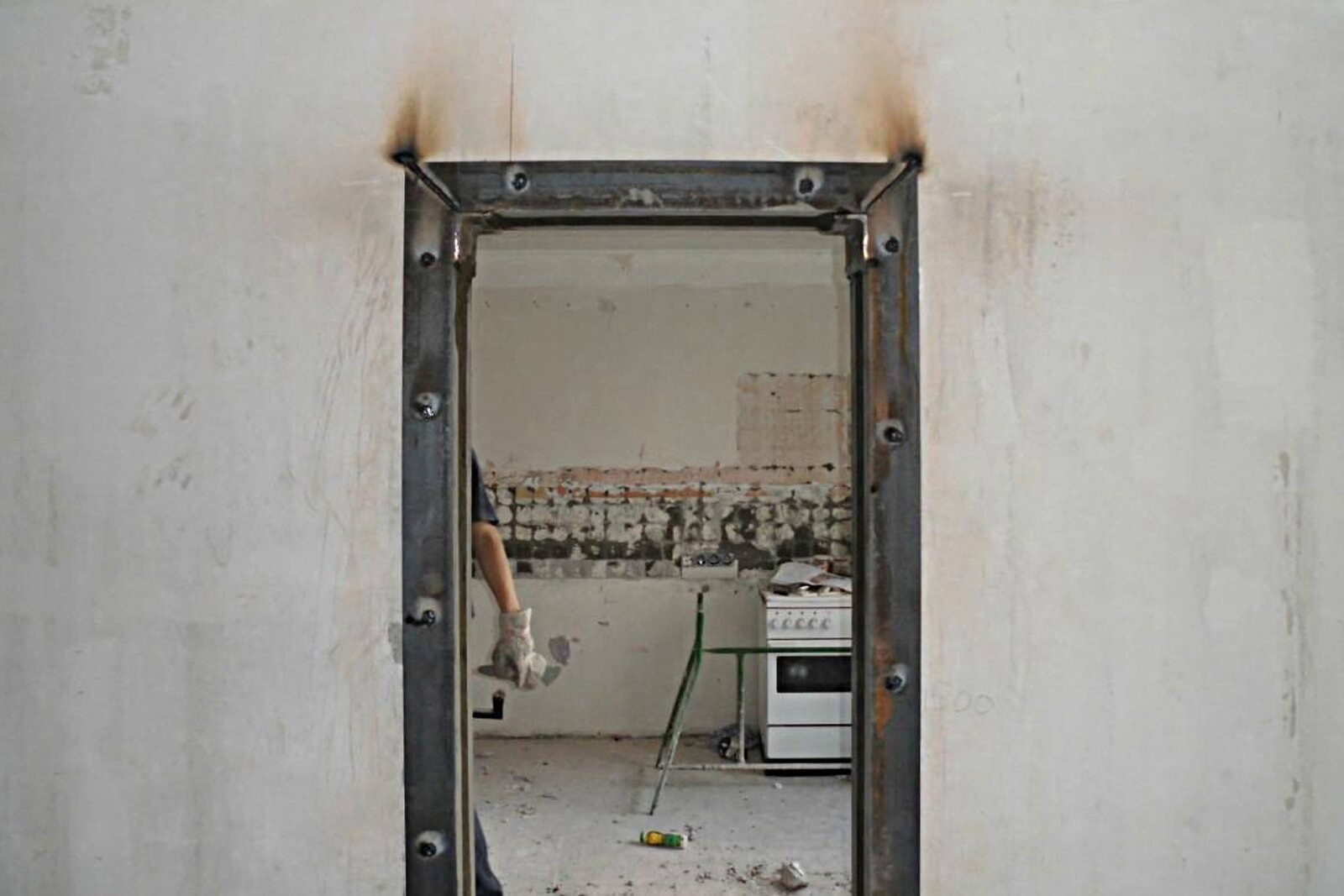 Устройство проема в бетонной стене