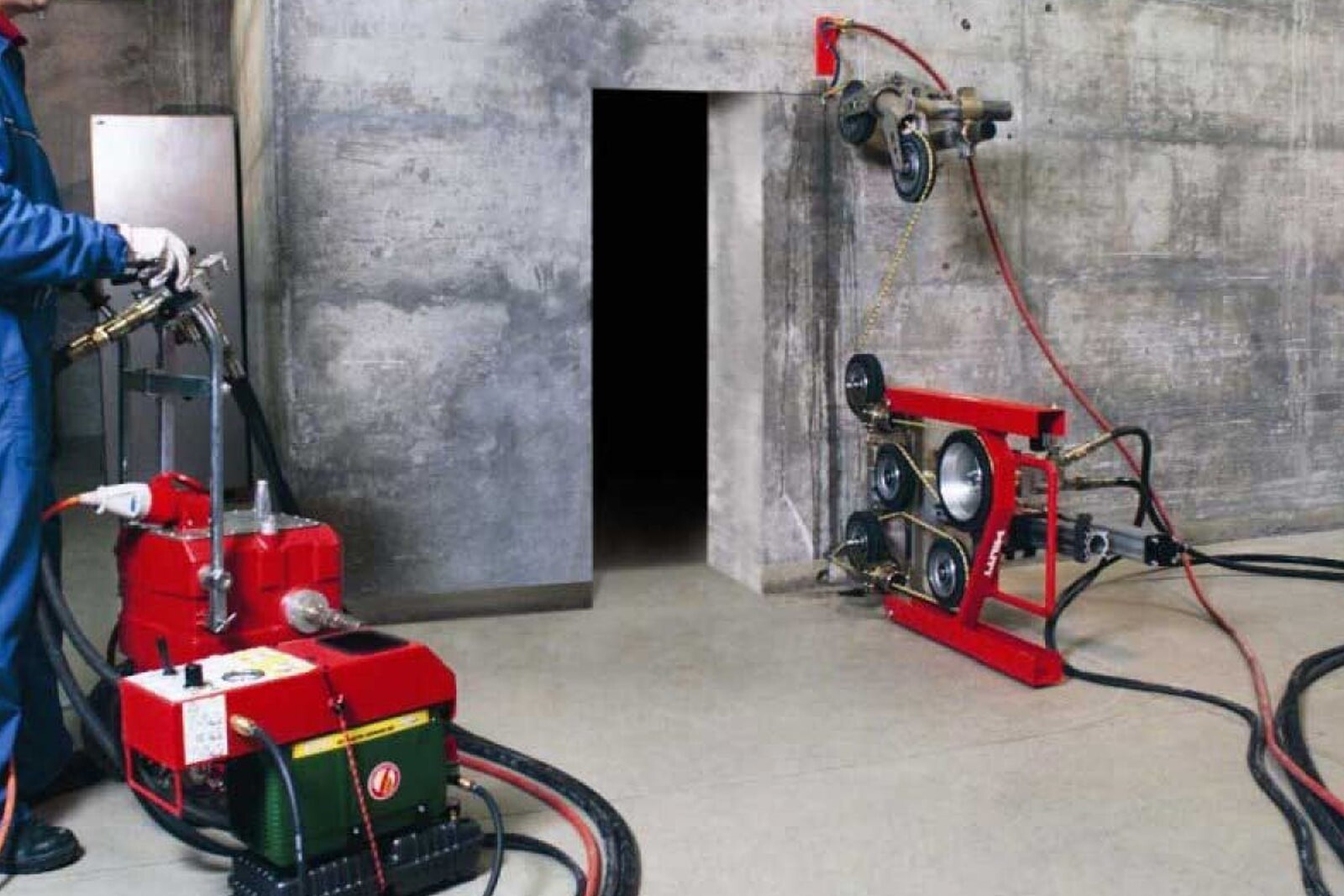 Алмазная вырезка проема в стене