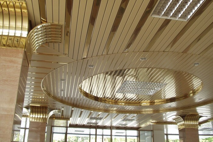 Реечный металлический потолок